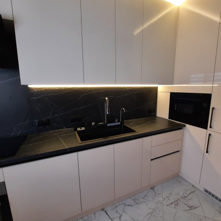 Современная угловая кухня 